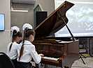 На открытии выставки Александры Пахмутовой в Волгограде дети сыграли на ее рояле